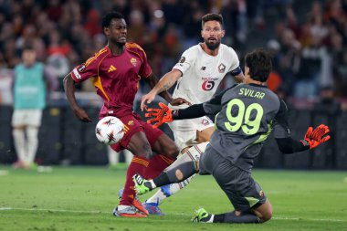 Roma, İtalya - 2 Ekim 2025: Romanlardan Evan Ndicka, Lille 'den Olivier Giroud, UEFA Ligi 2025 / 2026, Roma' daki Olimpiyat Stadyumu 'nda AS Romanları LOSC Lille' e karşı açtığı davada görev yapan Romanlardan Mille Svilar