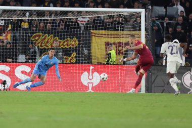 Roma, İtalya - 2 Ekim 2025: Lille 'li Berke Özer, UEFA 2025 / 2026 Ligi' nde Roma 'daki Olimpiyat Stadyumu' nda AS Roma 'nın LOSC Lille' e açtığı davanın ikinci günü olan Roman penaltı skorunun Artem Dovbyk 'ini kurtardı