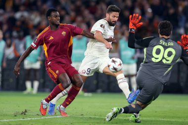 Roma, İtalya - 2 Ekim 2025: Romanlardan Evan Ndicka, Lille 'den Olivier Giroud, UEFA Ligi 2025 / 2026, Roma' daki Olimpiyat Stadyumu 'nda AS Romanları LOSC Lille' e karşı açtığı davada görev yapan Romanlardan Mille Svilar