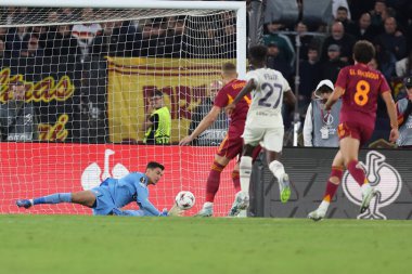 Roma, İtalya - 2 Ekim 2025: Lille 'li Berke Özer, UEFA Ligi 2025 / 2026 tarihli maçında Roma Olimpiyat Stadyumu' nda AS Romanlar ve LOSC Lille arasında görülen Artem Dovbyk penaltı skorunu kurtardı.