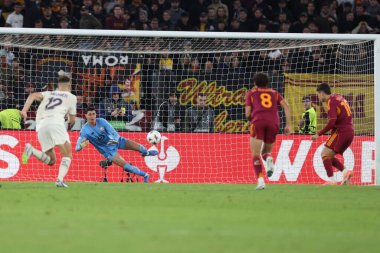 Roma, İtalya - 2 Ekim 2025: Lille 'li Berke Özer, UEFA 2025 / 2026 Ligi' nde Roma 'daki Olimpiyat Stadyumu' nda AS Romanlar ve LOSC Lille arasında görülen Roma ceza skorunun Matias Soul 'ünü kurtardı.