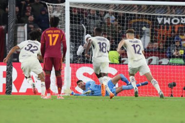 Roma, İtalya - 2 Ekim 2025: Lille 'li Berke Özer, UEFA 2025 / 2026 Ligi' nde Roma 'daki Olimpiyat Stadyumu' nda AS Romanlar ve LOSC Lille arasında görülen Roma ceza skorunun Matias Soul 'ünü kurtardı.