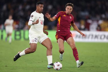 Roma, İtalya - 2 Ekim 2025: Lille 'den Hmaza Igamane, Roma' dan Neil El Aynaoui UEFA Ligi 2025 / 2026, ikinci gün Roma 'daki Olimpiyat Stadyumu' nda AS Roma 'ya karşı LOSC Lille arasındaki çatışmada görülüyor