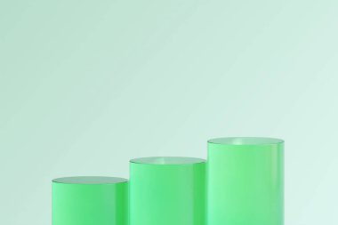 Üç yeşil silindirik podyum, yükselen sırayla, st.