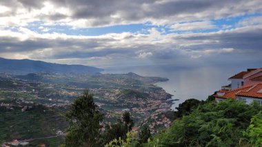 İsrail 'in kuzeyindeki Akdeniz kıyısındaki eski şehrin güzel manzarası.