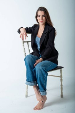 Stüdyoda poz veren güzel genç bir kadın.