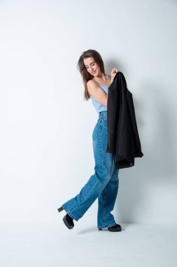 Stüdyoda poz veren güzel genç bir kadın.