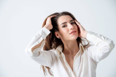 Stüdyoda poz veren güzel genç bir kadın.