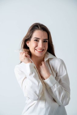 Stüdyoda poz veren güzel genç bir kadın.