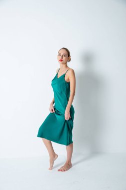 Stüdyoda poz veren güzel sarışın kadın.