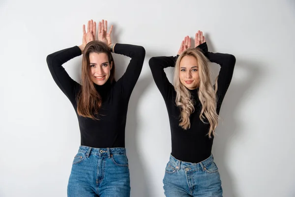 Duas Meninas Bonitas Morena Loira Posando Estúdio Contra Cinza — Fotografia de Stock