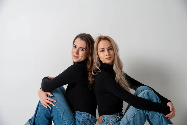 Duas Meninas Bonitas Morena Loira Posando Estúdio Contra Cinza — Fotografia de Stock