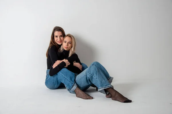 Twee Mooie Meisjes Brunette Blond Poseren Studio Tegen Grijs — Stockfoto