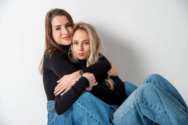 Duas Meninas Bonitas Morena Loira Posando Estúdio Contra Cinza — Fotografia de Stock