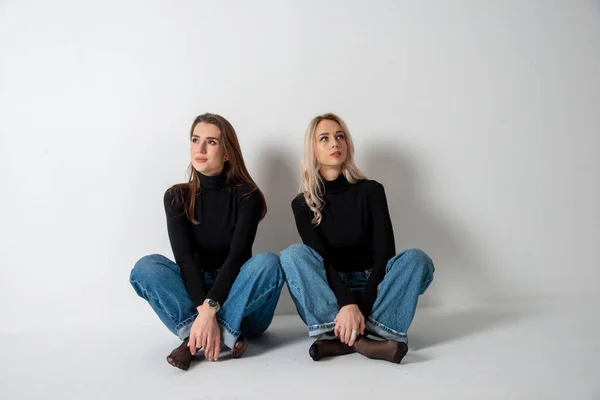 Дві Красиві Дівчата Брюнетка Блондинка Позує Студії Проти Сірого — стокове фото