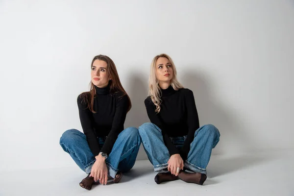 Дві Красиві Дівчата Брюнетка Блондинка Позує Студії Проти Сірого — стокове фото