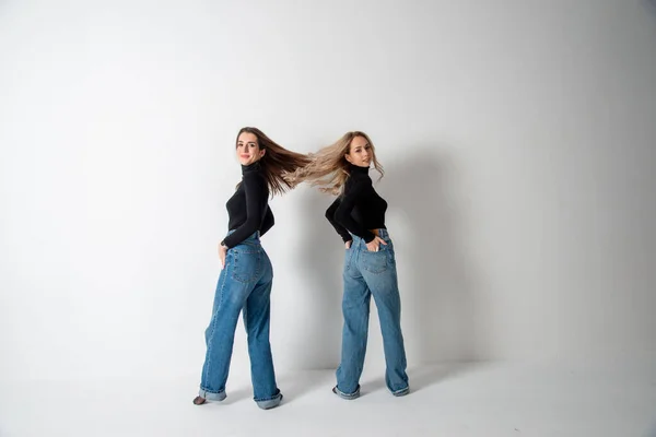Twee Mooie Meisjes Brunette Blond Poseren Studio Tegen Grijs — Stockfoto
