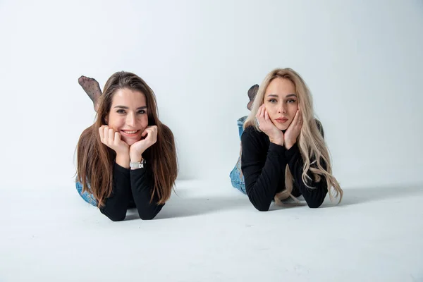 Dos Hermosas Chicas Morena Rubia Posando Estudio Contra Gris — Foto de Stock