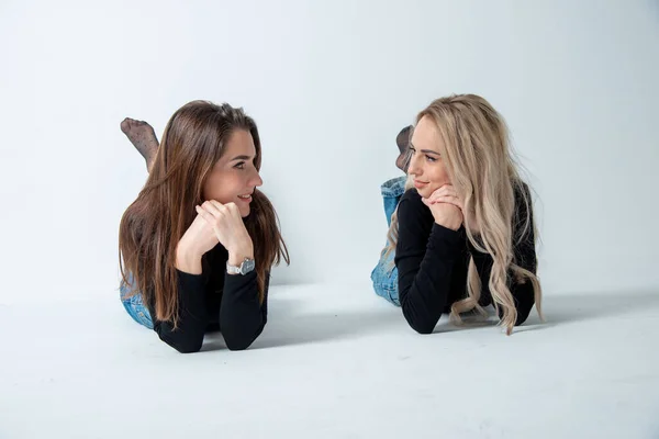 Twee Mooie Meisjes Brunette Blond Poseren Studio Tegen Grijs — Stockfoto
