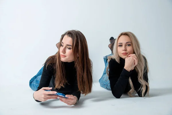 Two Beautiful Girls Brunette Blonde Posing Studio Gray — Stock Photo, Image