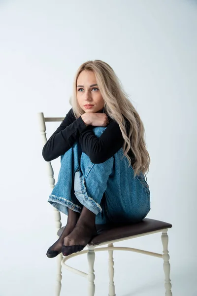 Vacker Blond Kvinna Poserar Stol Studio — Stockfoto