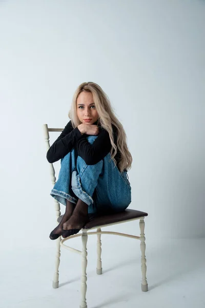 Vacker Blond Kvinna Poserar Stol Studio — Stockfoto