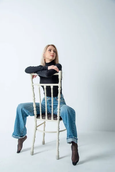 Beautiful Blonde Woman Posing Chair Studio — Stock Photo, Image