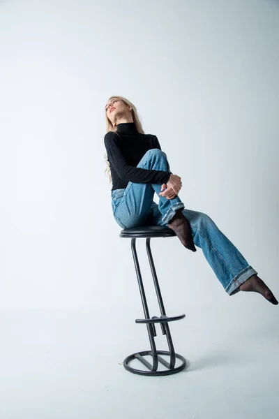 Krásná Blondýna Žena Pózující Židli Studiu — Stock fotografie