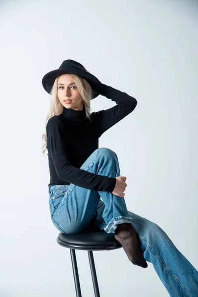 Vacker Blond Kvinna Poserar Med Hatt Studio — Stockfoto