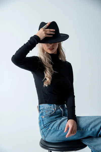 Mooie Blonde Vrouw Poseren Met Hoed Studio — Stockfoto