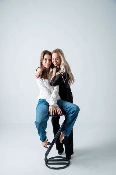 Дві Красиві Жінки Брюнетка Блондинка Позує Студії — стокове фото