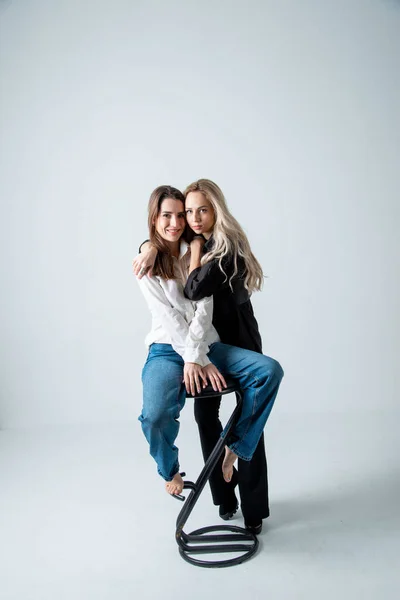 Två Vackra Kvinnor Brunett Och Blond Poserar Studio — Stockfoto