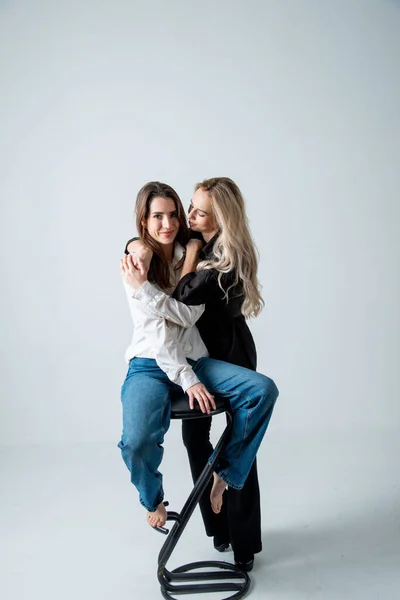 Дві Красиві Жінки Брюнетка Блондинка Позує Студії — стокове фото