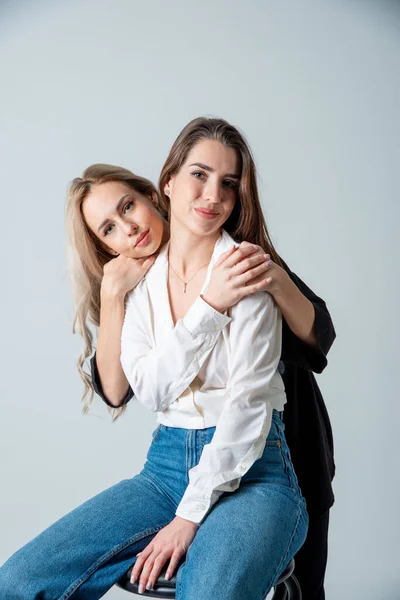 Duas Mulheres Bonitas Morena Loira Posando Estúdio — Fotografia de Stock