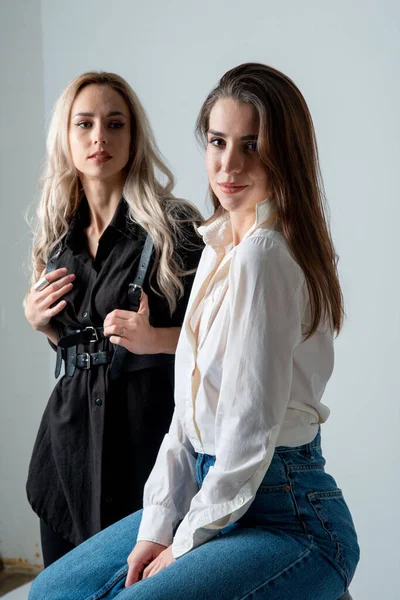 Två Vackra Kvinnor Brunett Och Blond Poserar Studio — Stockfoto