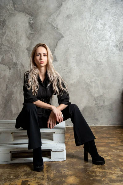 Vacker Blond Kvinna Svart Poserar Studio — Stockfoto