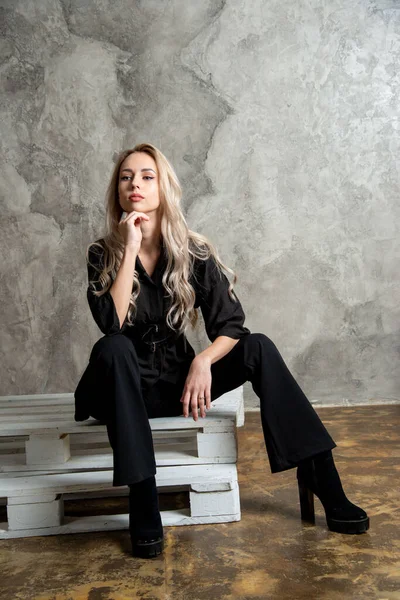 Vacker Blond Kvinna Svart Poserar Studio — Stockfoto