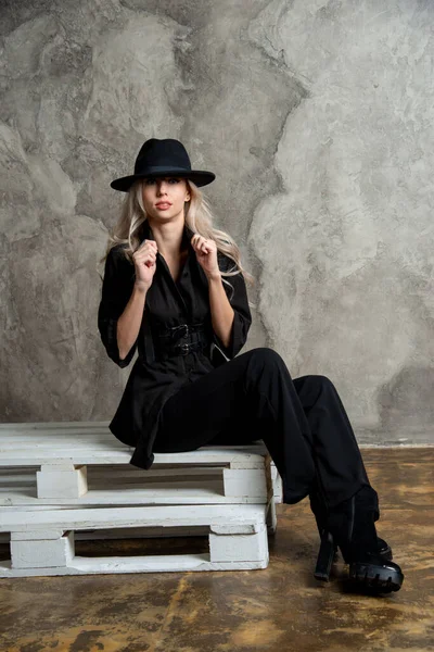 Mooie Blonde Vrouw Zwart Poseren Studio — Stockfoto