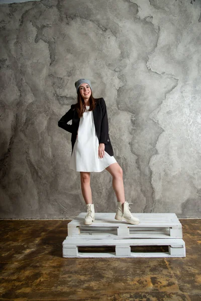 Hermosa Joven Posando Estudio Con Vestido Blanco Chaqueta Negra Sombrero —  Fotos de Stock