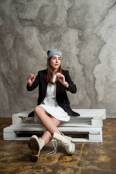 Mooie Jonge Vrouw Poseren Studio Dragen Witte Jurk Zwarte Jas — Stockfoto