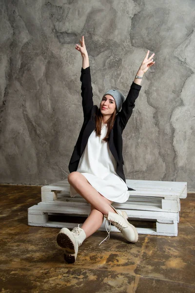 Красива Молода Жінка Позує Студії Білій Сукні Чорному Піджаку Сірому — стокове фото
