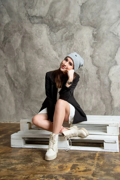 Красива Молода Жінка Позує Студії Білій Сукні Чорному Піджаку Сірому — стокове фото