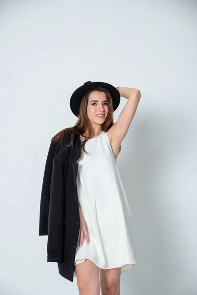 Brunette Woman Posing White Dress Hat — Stock Photo, Image