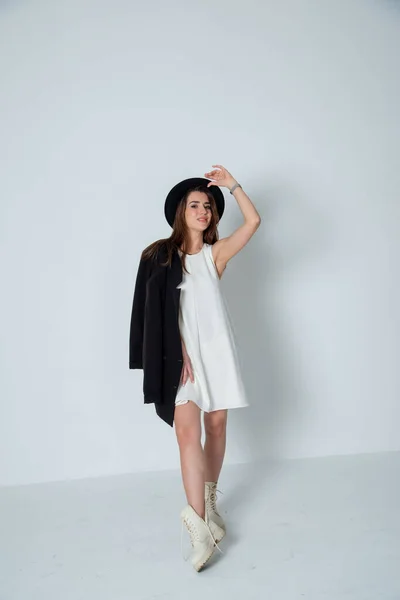 Morena Posando Vestido Blanco Sombrero —  Fotos de Stock