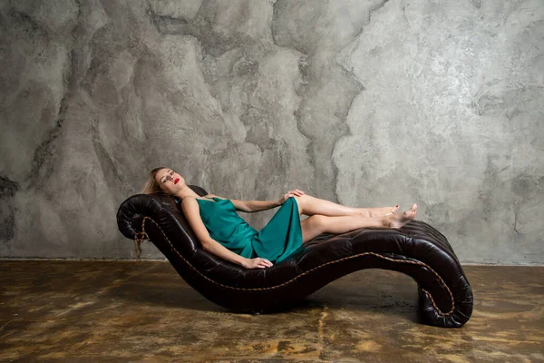 美しいブロンド女性ポージングオンソファ — ストック写真