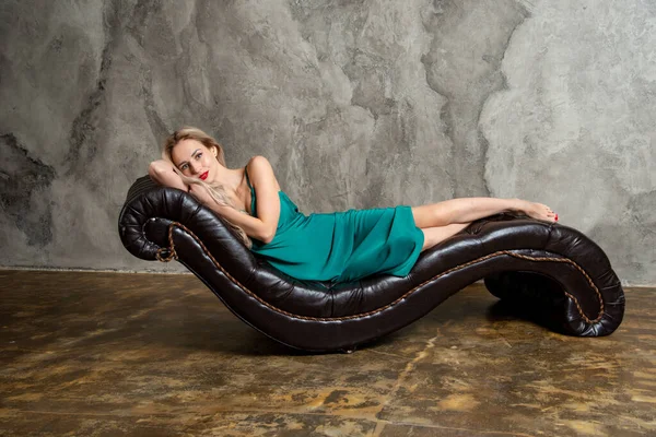 Beautiful Blonde Woman Posing Couch — Stock Photo, Image