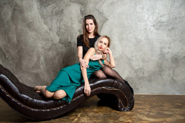 Дві Красиві Жінки Позують Дивані — стокове фото