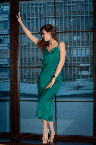 Ung Vacker Kvinna Bär Grön Klänning Poserar Nära Panoramafönster — Stockfoto