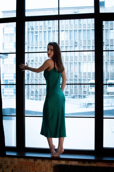 Ung Vacker Kvinna Bär Grön Klänning Poserar Nära Panoramafönster — Stockfoto
