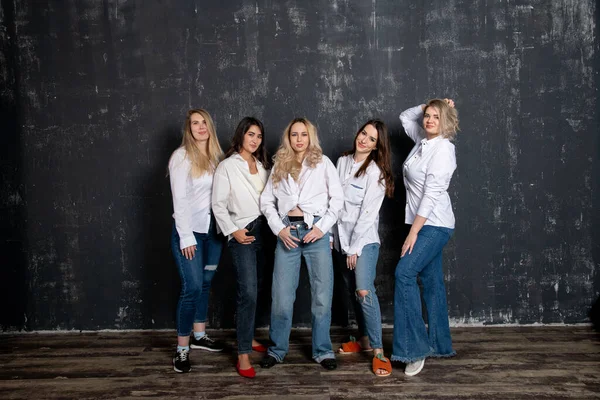 Young Attractive Women White Shirts Jeans Posing Studio — Stok fotoğraf